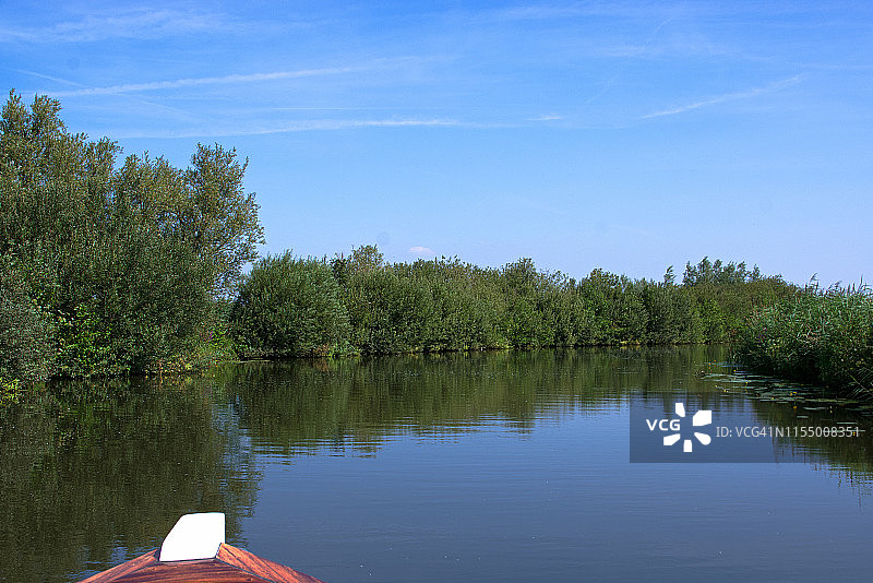 蜿蜒的乡村运河提供自然美景、宁静和田园风光图片素材