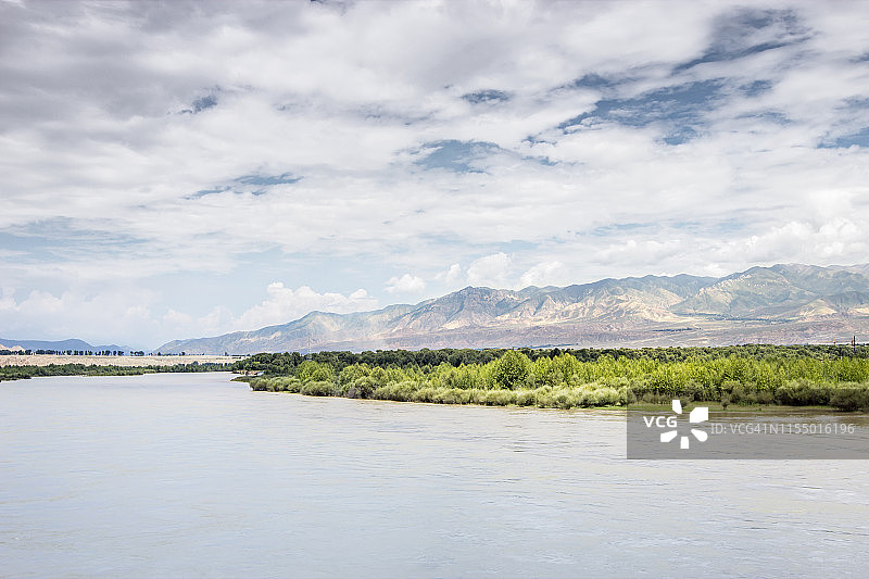 中国黄河上游山谷风光图片素材