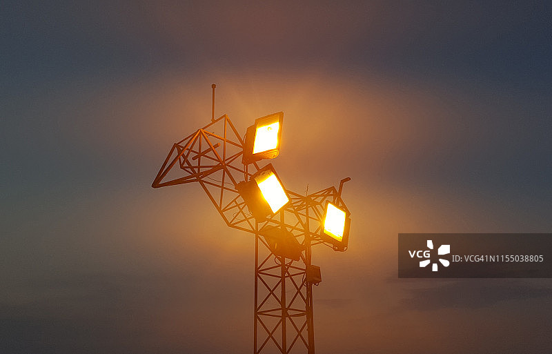 黄昏时的工业舞台灯光图片素材