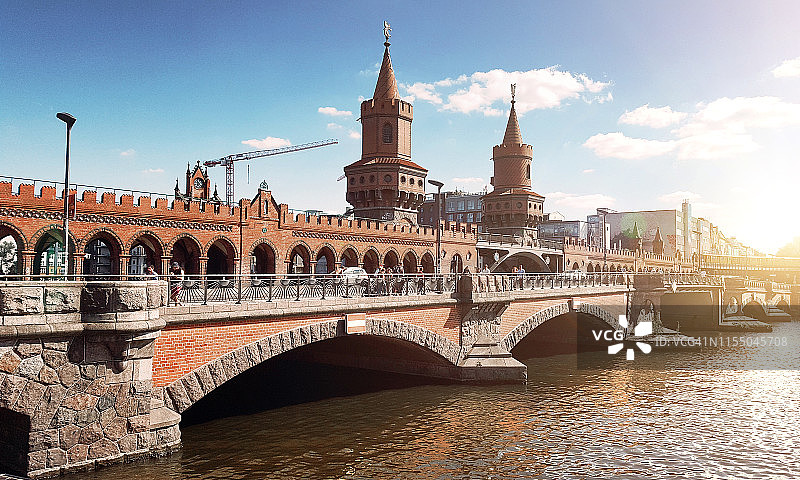 德国柏林施普雷河上的奥伯鲍姆桥，连接弗里德里希斯海因区东部和克罗伊茨贝格区西部图片素材