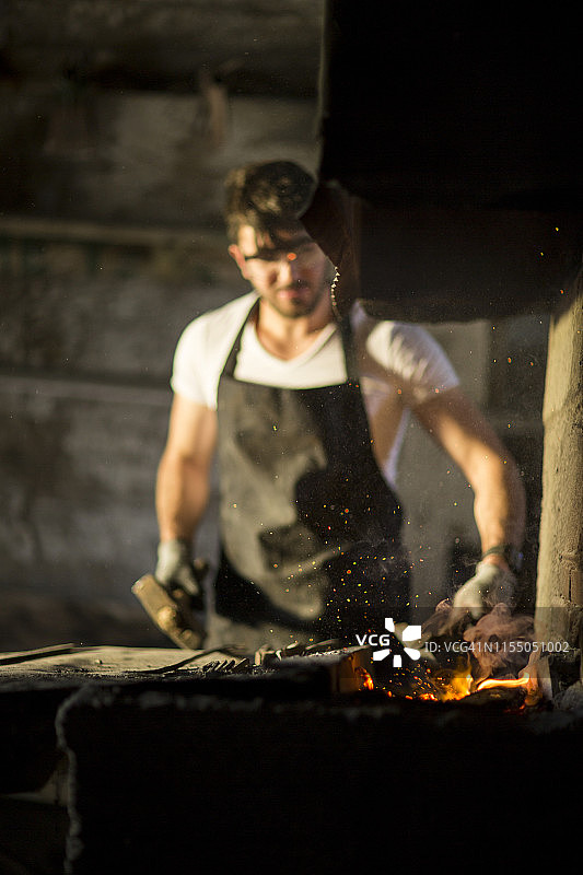铁匠手工锻造熔融金属图片素材
