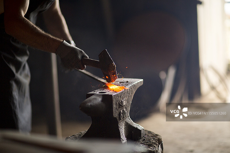 铁匠手工锻造熔融金属图片素材