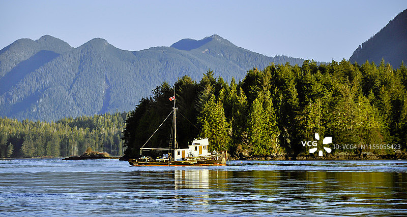 停泊在不列颠哥伦比亚省海湾的拖船图片素材