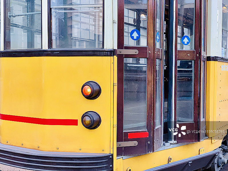 意大利米兰有轨电车车门特写图片素材
