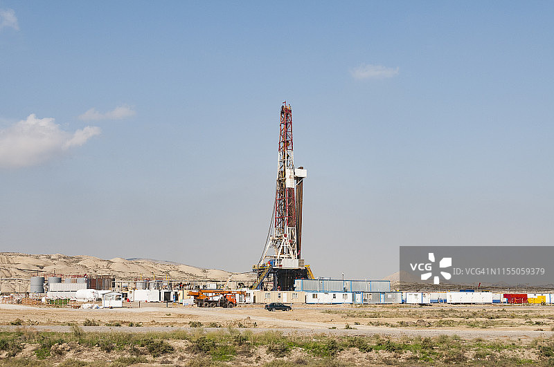 带有井架的油田图片素材