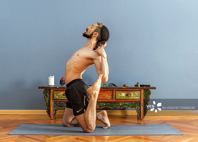 男人做瑜伽骆驼式图片素材