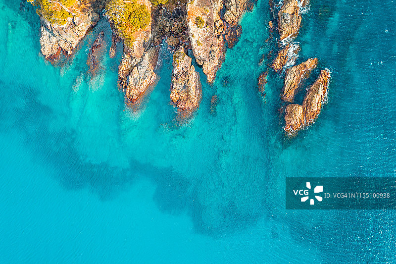 海浪拍打沙滩的鸟瞰图图片素材