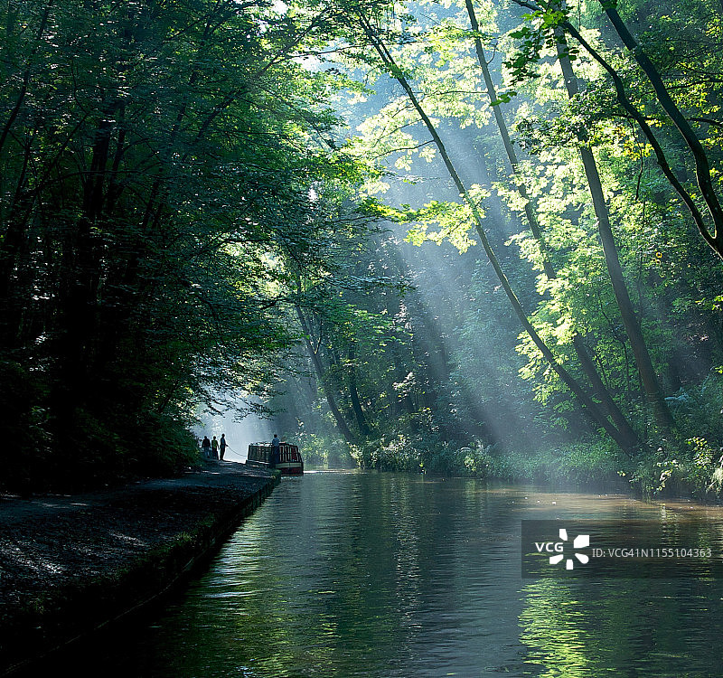 英国兰戈伦运河驳船航行图片素材