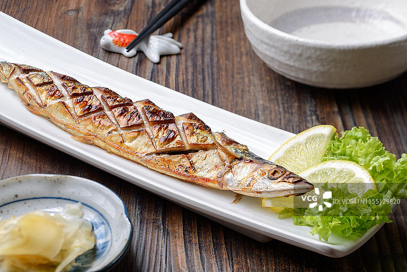 盐烤秋刀鱼图片素材