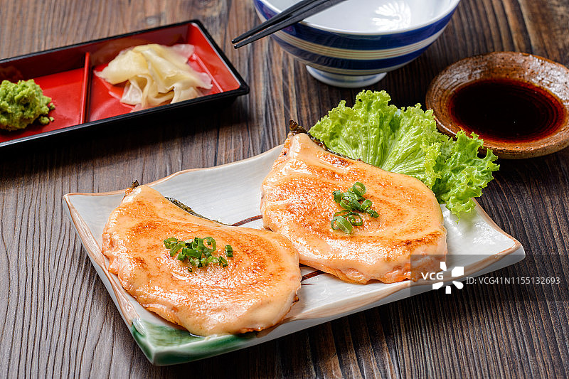 明太子烤鲑鱼图片素材