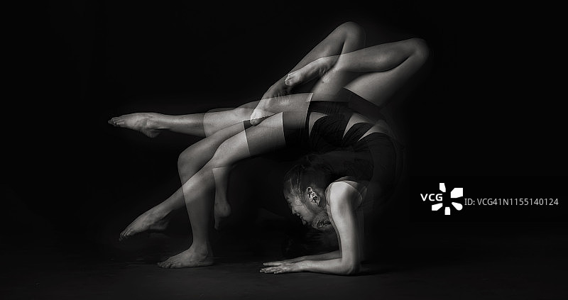 体操姿势的黑白多重曝光工作室拍摄图片素材