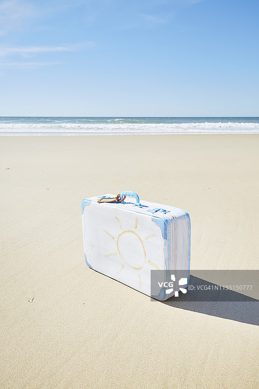 海滩上手绘太阳的行李箱（DIY项目）图片素材