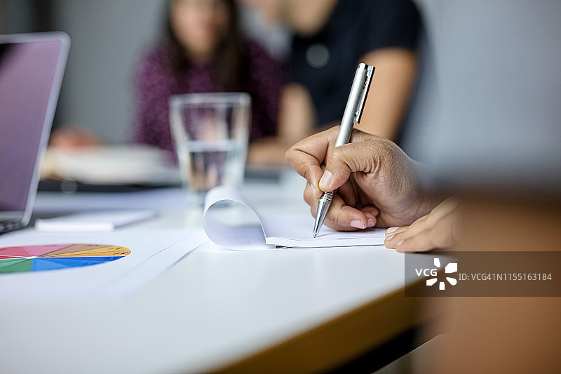 会议中做笔记图片素材