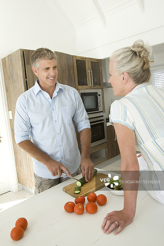 老年夫妇在厨房图片素材