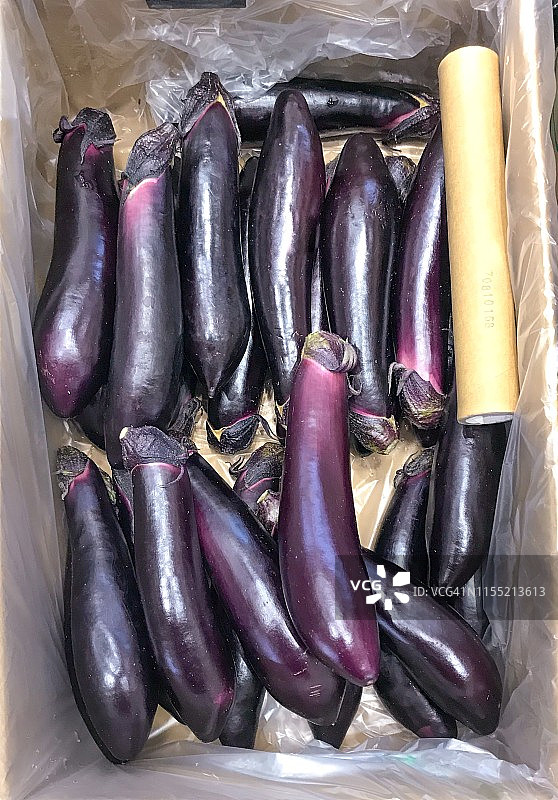 横滨蔬菜店出售的长茄子图片素材