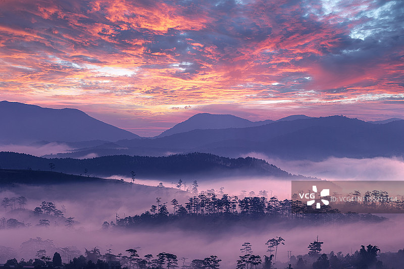 晨雾中的壮丽山景图片素材