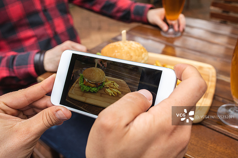 时髦网红拍摄美食照片图片素材