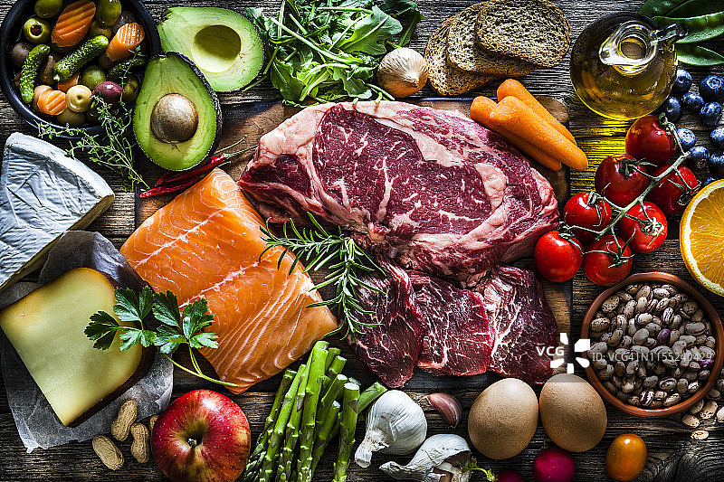 食物背景：摆满各种食物的餐桌图片素材