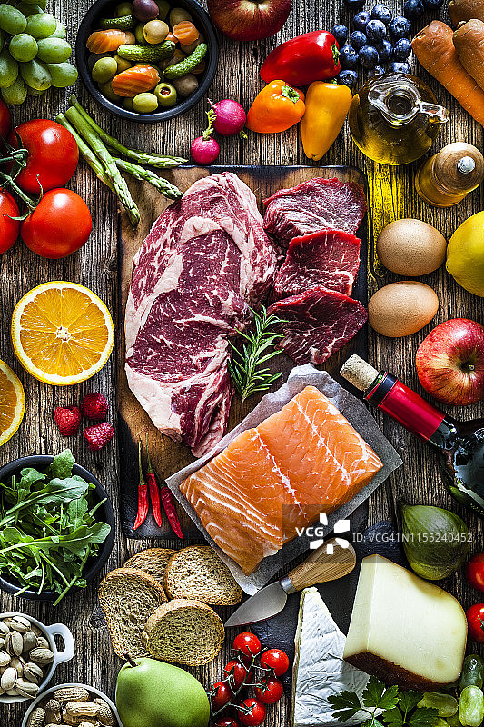 食物背景：摆满各种食物的餐桌图片素材