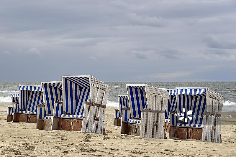淡季期间德国石勒苏益格-荷尔斯泰因叙尔特岛坎彭沙滩上的空沙滩椅图片素材
