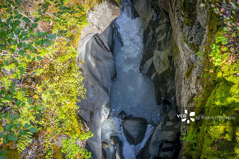 史蒂文斯峡谷，野生河流流经深邃的峡谷，美国华盛顿雷尼尔山国家公园图片素材
