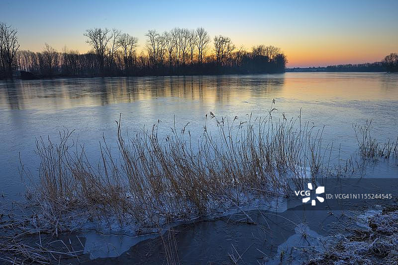 德国北莱茵-威斯特法伦州下莱茵地区桑滕市冰冻的旧莱茵河上的红色晨曦图片素材
