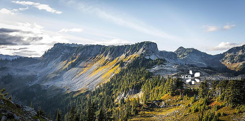 秋季的山景，桌面山，贝克山-斯诺夸尔米国家森林，美国华盛顿州图片素材