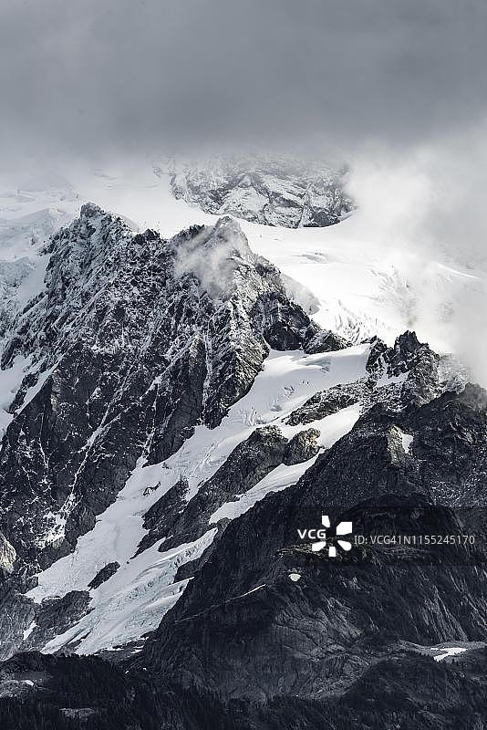 美国华盛顿州舒克桑山冰川上的云彩图片素材
