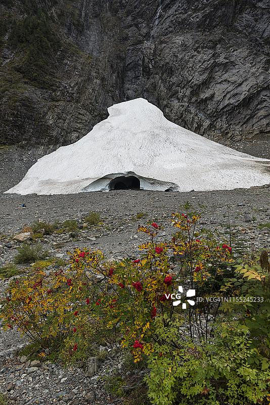 美国华盛顿州奥卡诺根-韦纳奇国家森林公园冰川冰洞入口图片素材