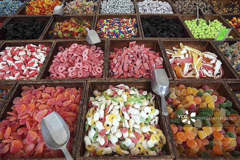 西班牙巴利阿里群岛马略卡岛阿雷纳尔街头市场的彩色糖果图片素材