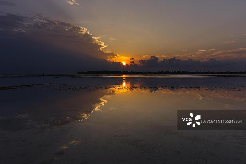 吉利艾尔岛背后的海上乌云日落，印度尼西亚龙目岛图片素材