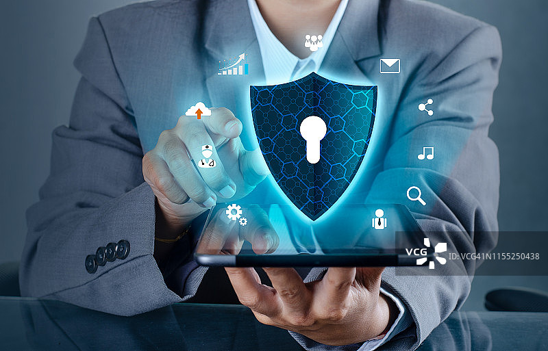 智能手机防黑客攻击保护盾牌，防火墙商务人士在互联网上按下受保护的手机信息图片素材