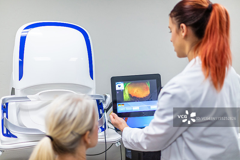 使用先进眼科技术设备的眼科护理专业人员图片素材