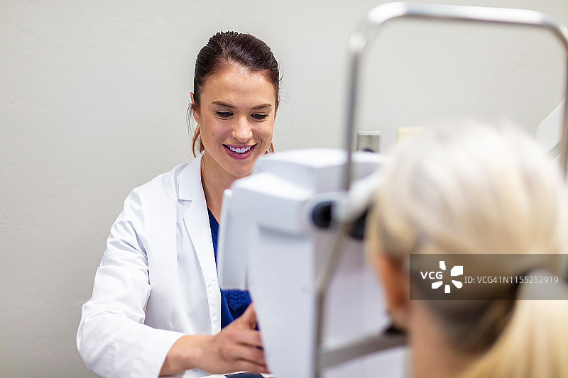 使用先进眼科技术设备的眼科护理专业人员图片素材