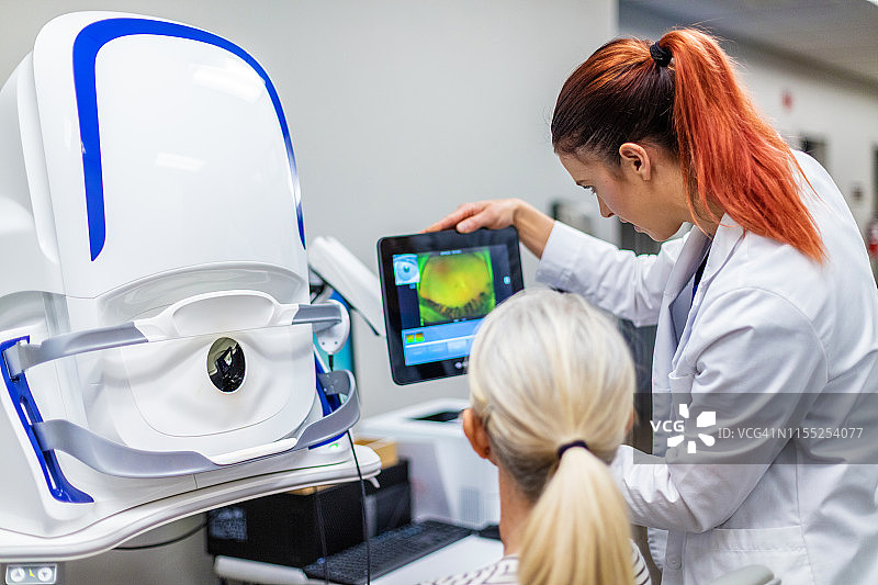 使用先进眼科技术设备的眼科护理专业人员图片素材