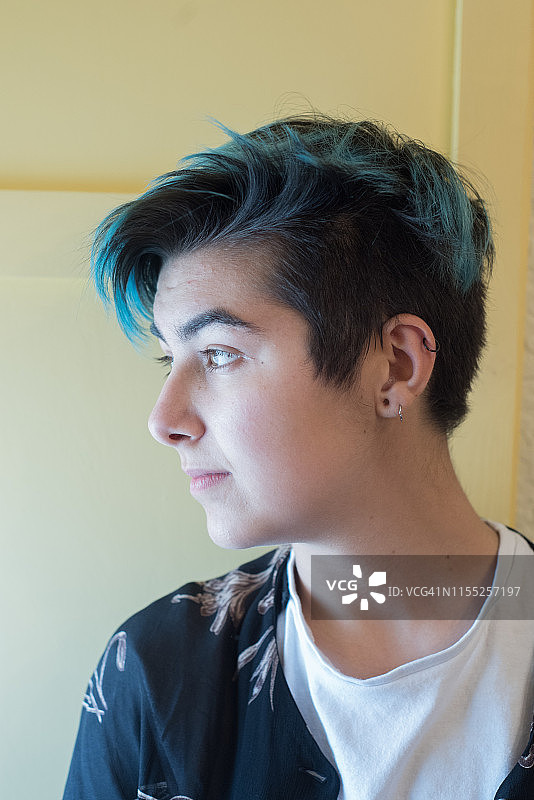 她蓝色的头发图片素材