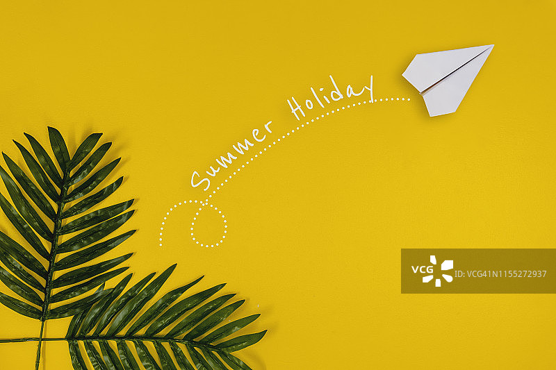 黄色背景上的纸飞机暑假概念图片素材