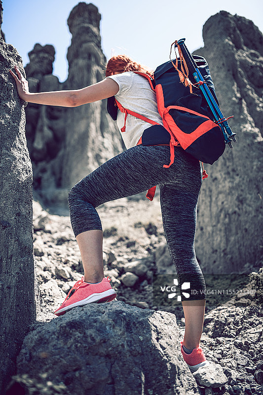 徒步穿越各种障碍的美女图片素材