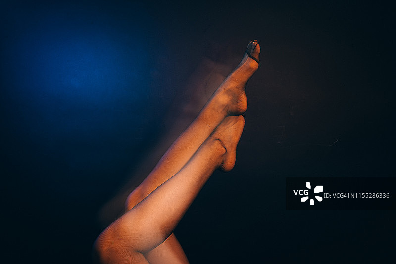 穿着紧身裤的女性摄影图片素材