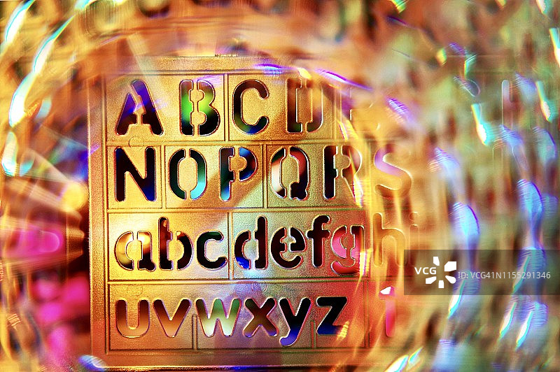 具有棱镜扭曲效果的金色字母模具图片素材