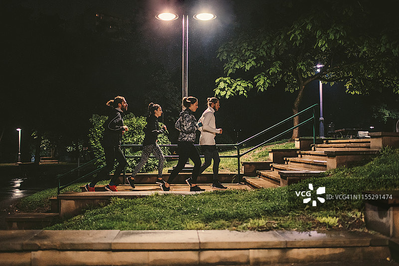 恶劣天气下的训练图片素材