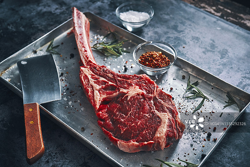 准备烧烤斧头牛排图片素材