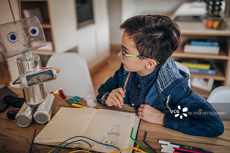 小学生绘制回收机器人项目图片素材