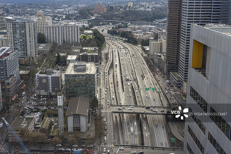 城市高架高速公路上的车流图片素材