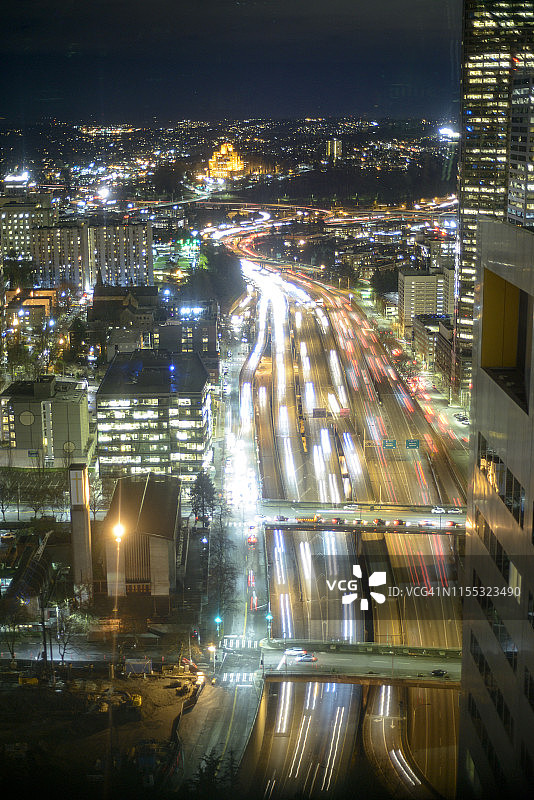 夜间高架拍摄城市高速公路上的车流图片素材