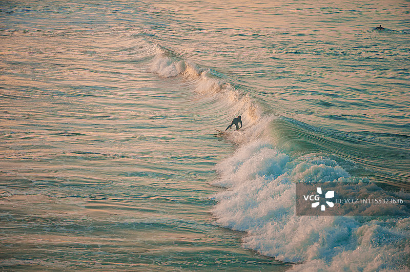 清晨冲浪图片素材