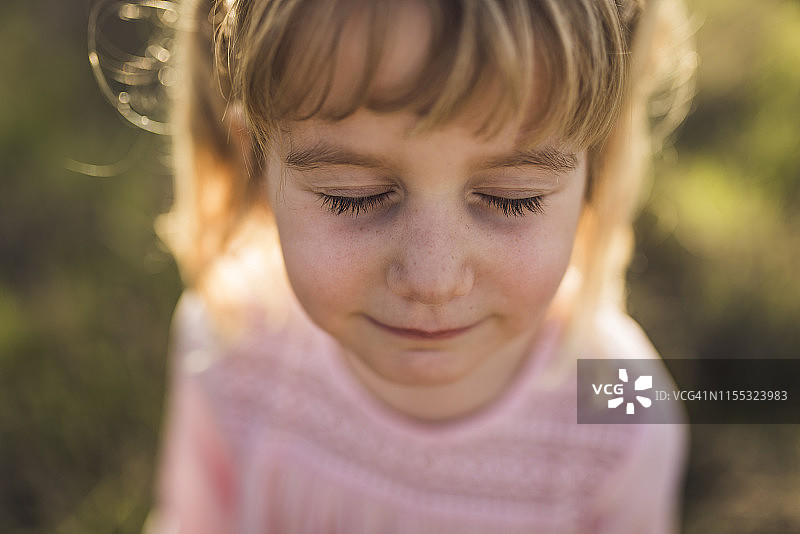 闭着眼睛的年轻女孩的特写图片素材