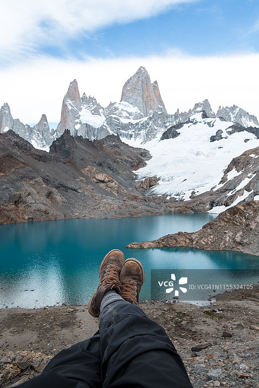 坐在费兹罗伊峰附近图片素材