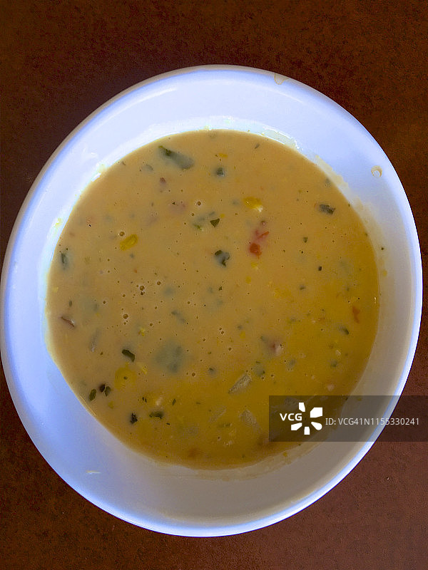 碗装夏季玉米浓汤图片素材
