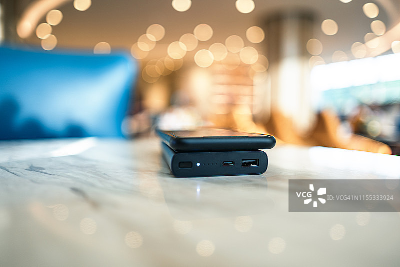 无线智能手机充电设备图片素材